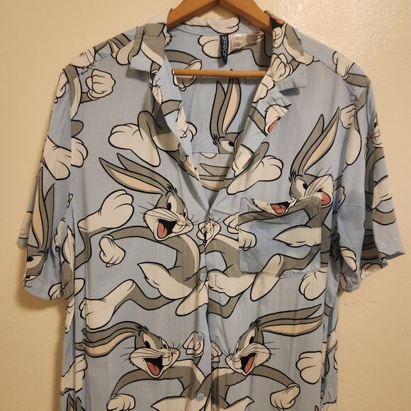 Warner Brothers Bugs Bunny H&M/Divided button down shirt Size Medium - Picture 2 of 4